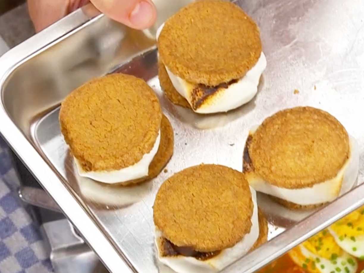 Mördegskex med chokladcrème och marshmallows