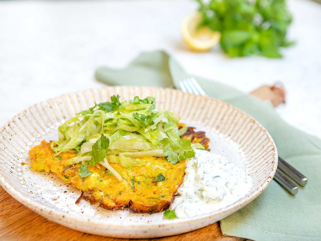 Frasiga morotsbiffar med korianderyoghurt