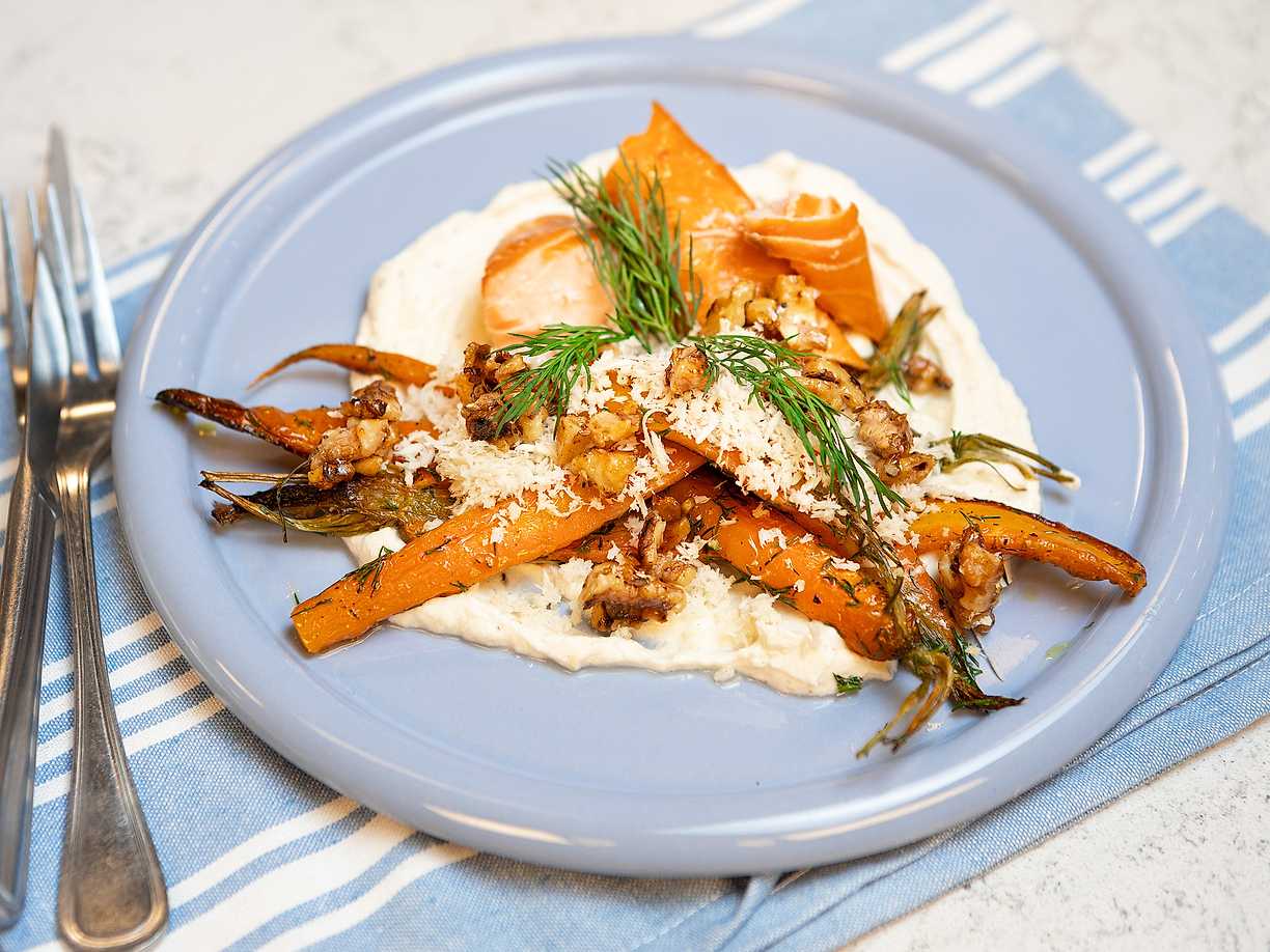 Morötter med citronkräm, honungsrostade valnötter och varmrökt lax