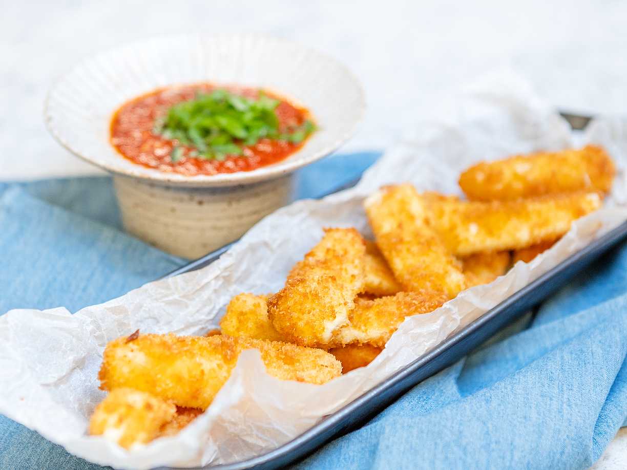 Mozzarellasticks med tomatsås