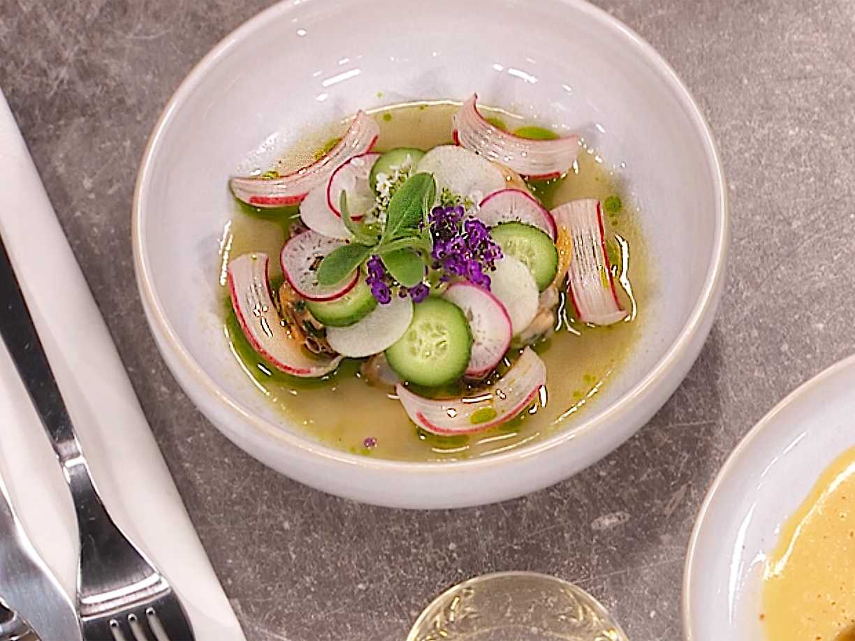 Musslor med ramslök, rabarber och gurkconsummé