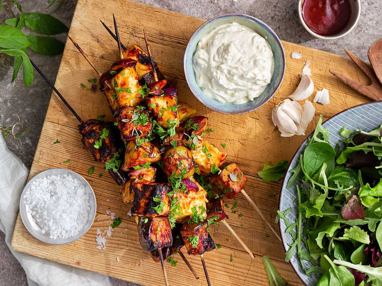 Marinerade halloumi- och grönsaksspett med rostad vitlökskräm