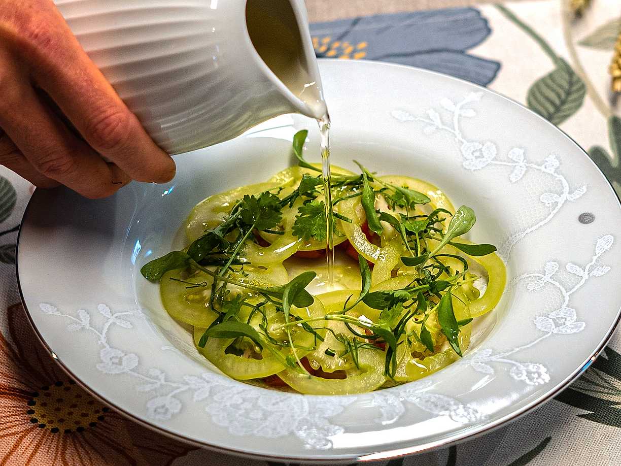 Röda och gröna tomater med smak av koriander och jalapeño