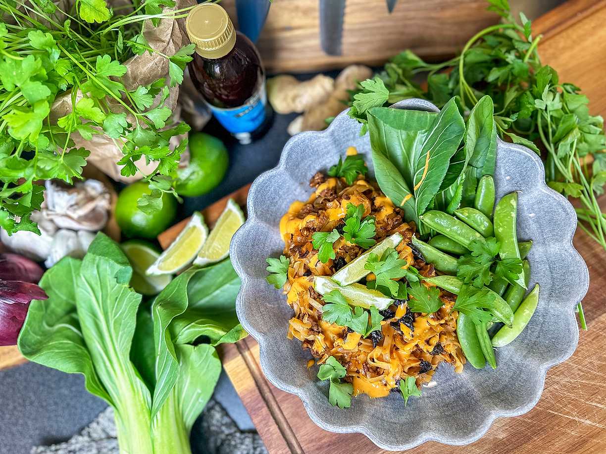 Nudelbowl med nötfärs och pac choi