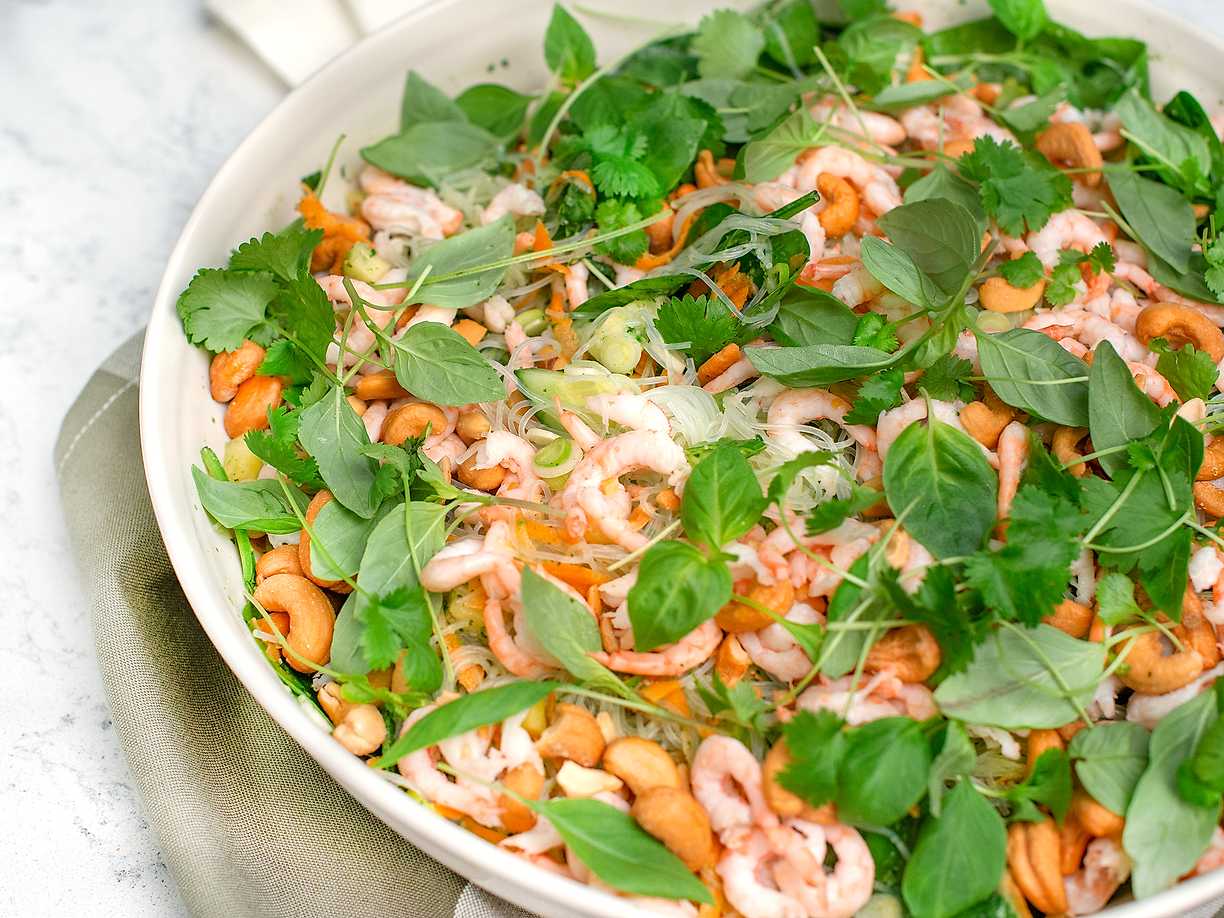 Nudelsallad med räkor och godaste dressingen