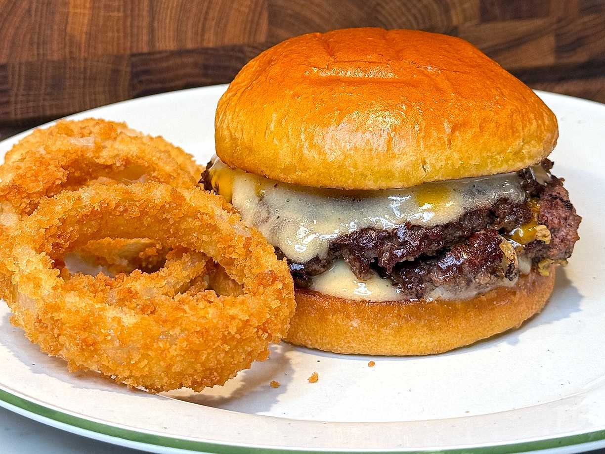 Oklahoma smashburger med rökig majonnäs