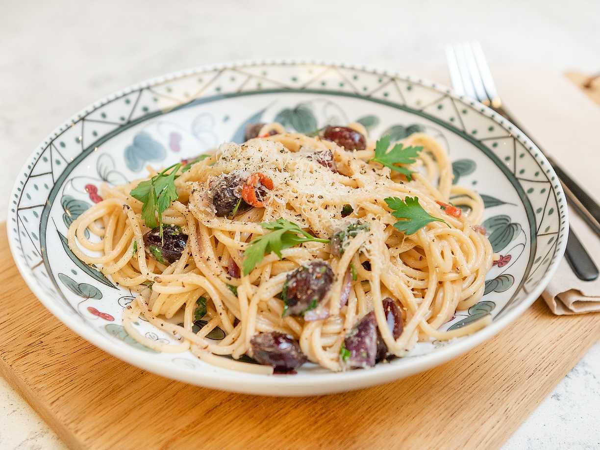 Olivpasta med vitlök, sardeller och citron