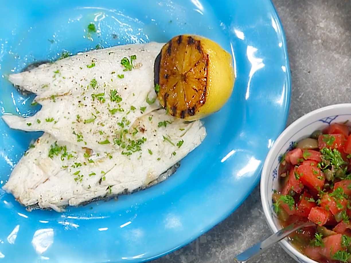 Örtfylld dorade med tomat- och kaprissalsa
