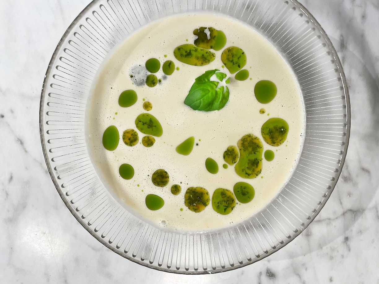 Krämig ostronsoppa med basilikaolja