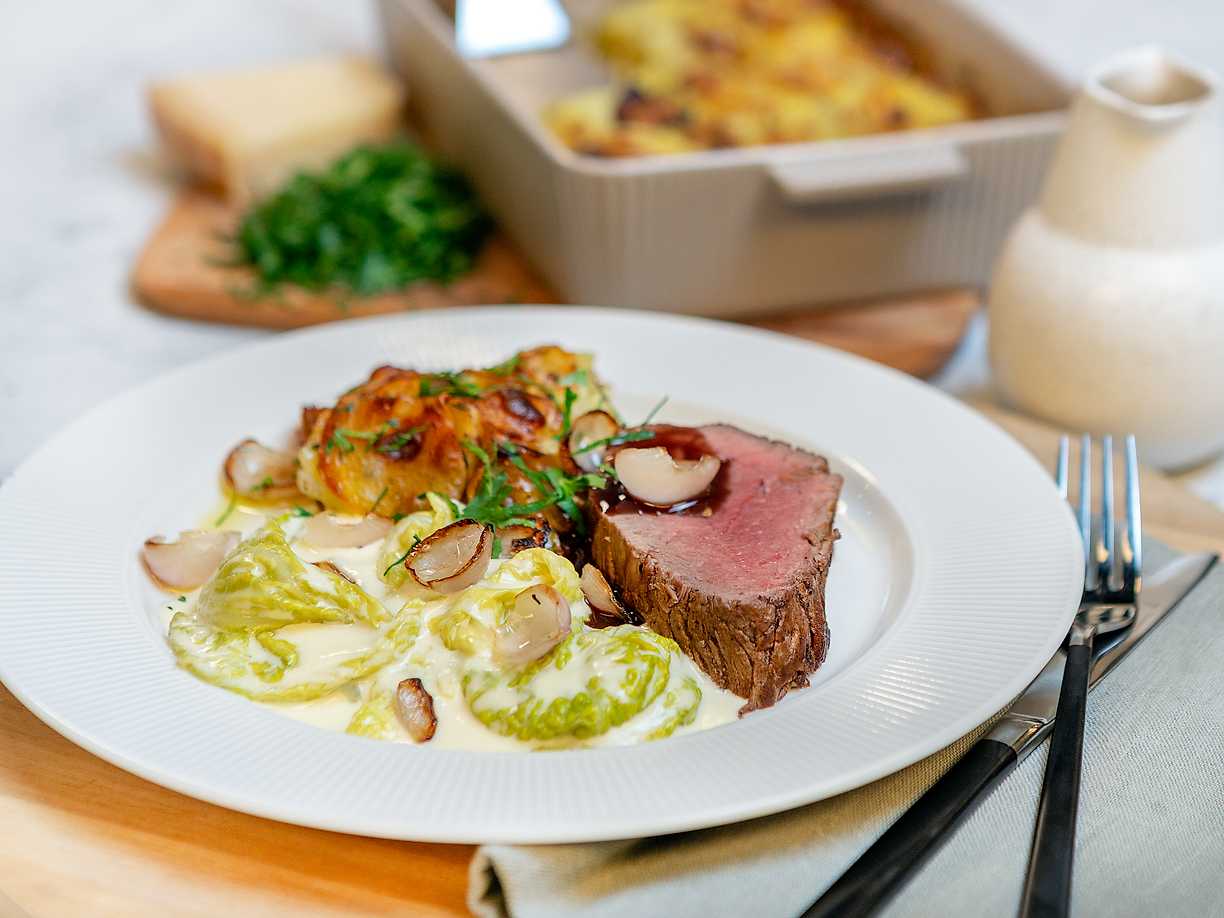 Oxfilé med gräddkokt savoykål, tryffel och balsamicosky