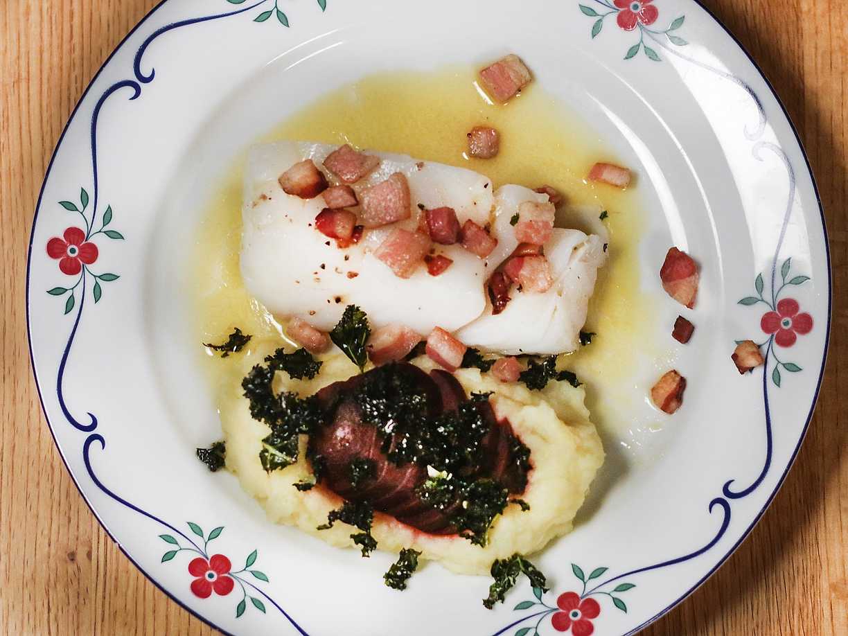 Pancettatoppad torskrygg med potatismos, rödbetor & grönkålschips