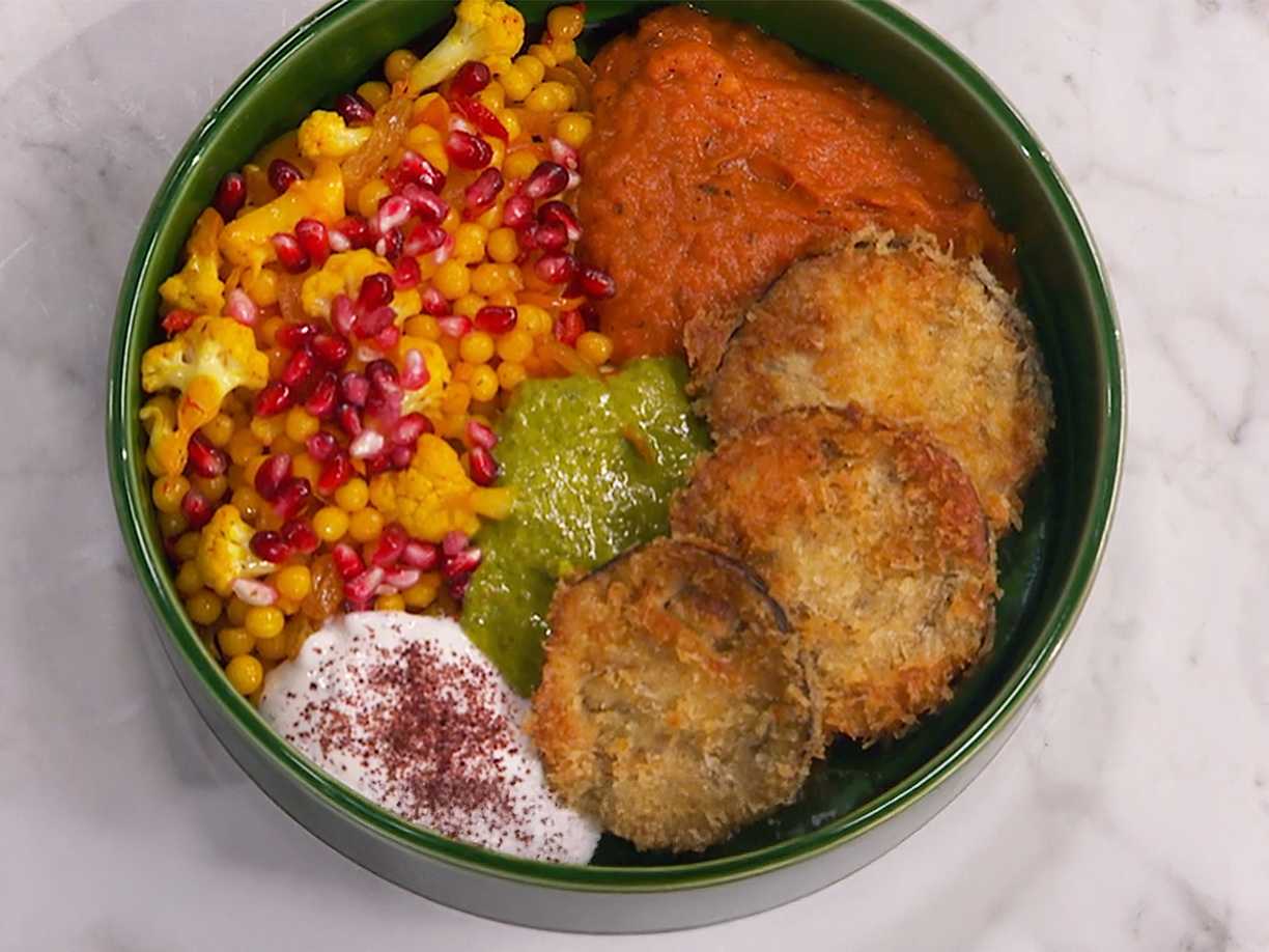 Panerad aubergine med couscoussallad och tre såser