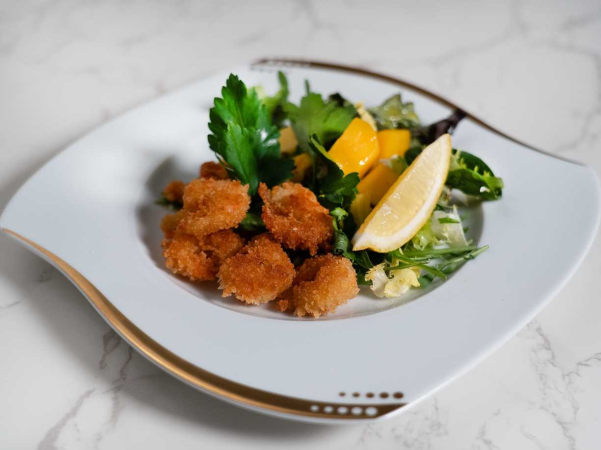 Panerade räkor med tropisk sallad