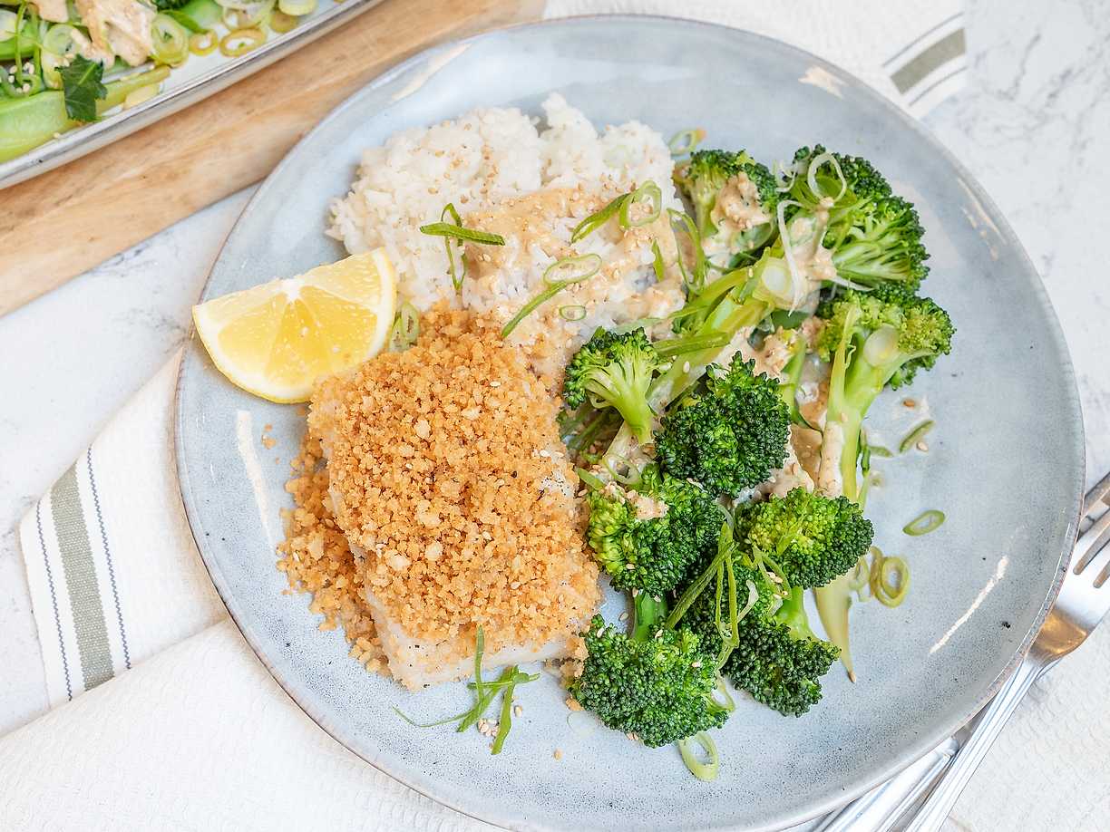 Pankobakad torsk med broccoli och sesamsås