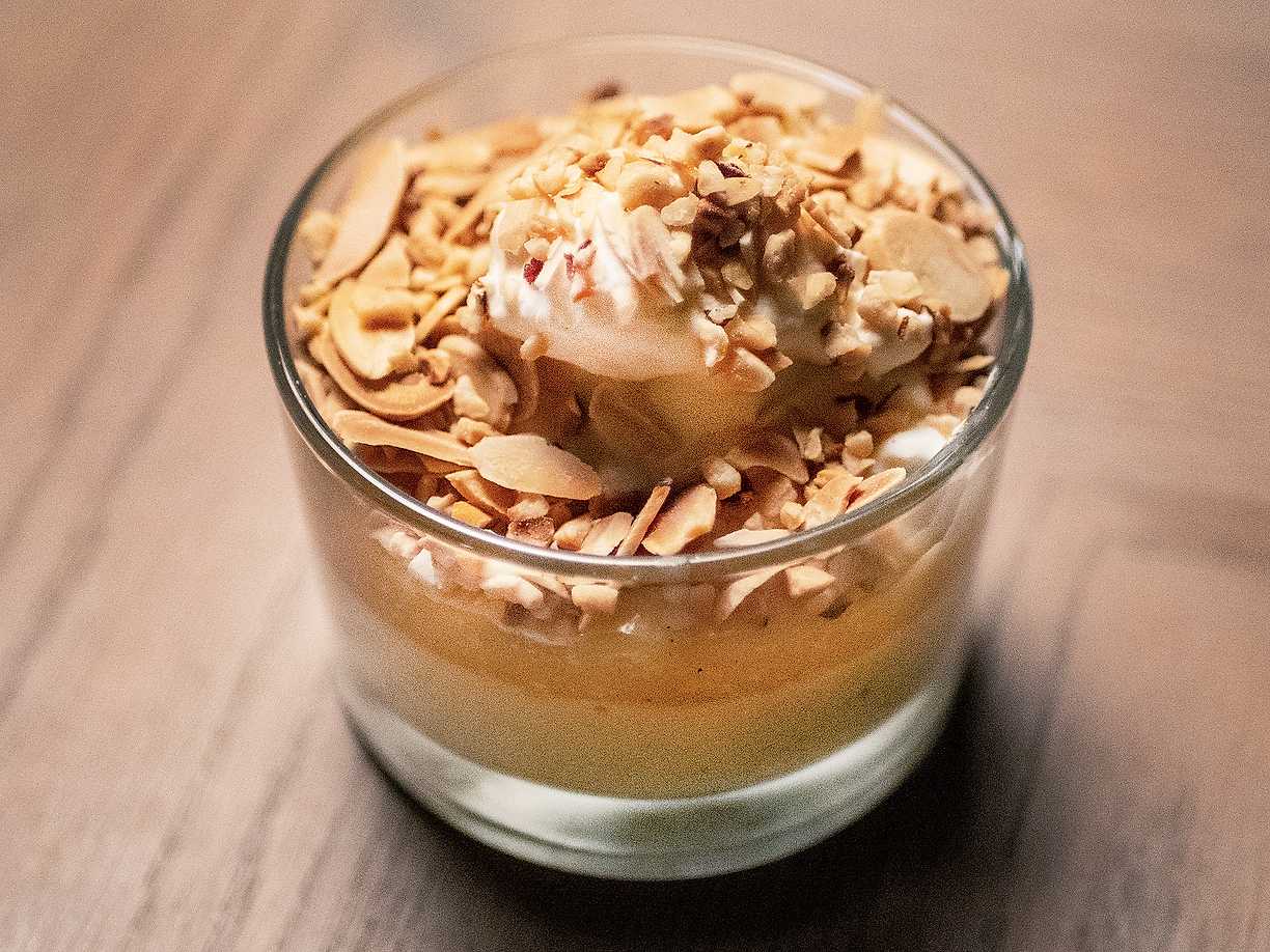 Pannacotta med karamelliserade nötter och kolasås