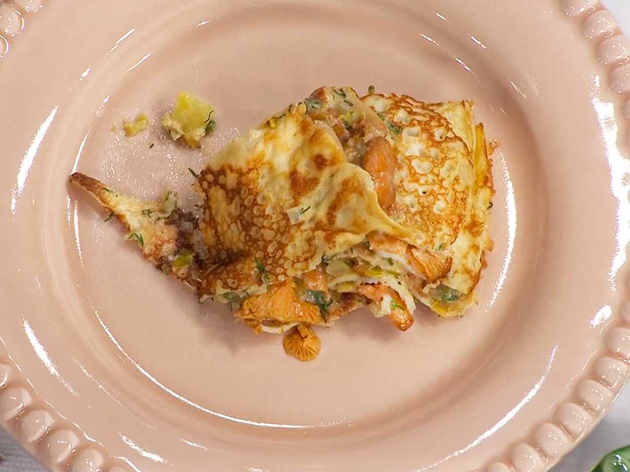 Pannkakstårta med kantarellstuvning