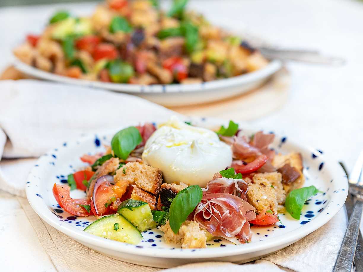 Panzanella med burrata och prosciutto