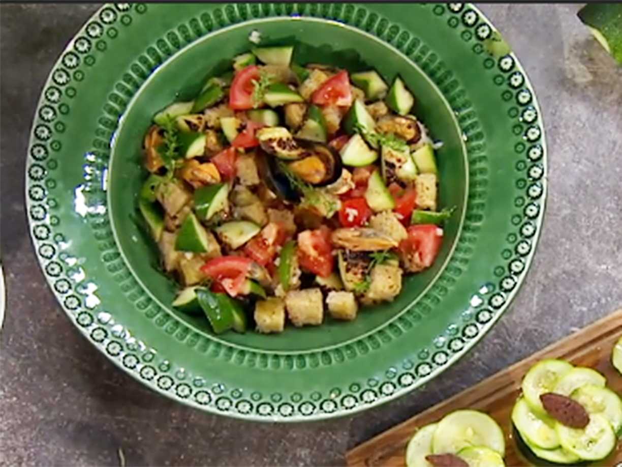 Panzanella med zucchini och blåmusslor