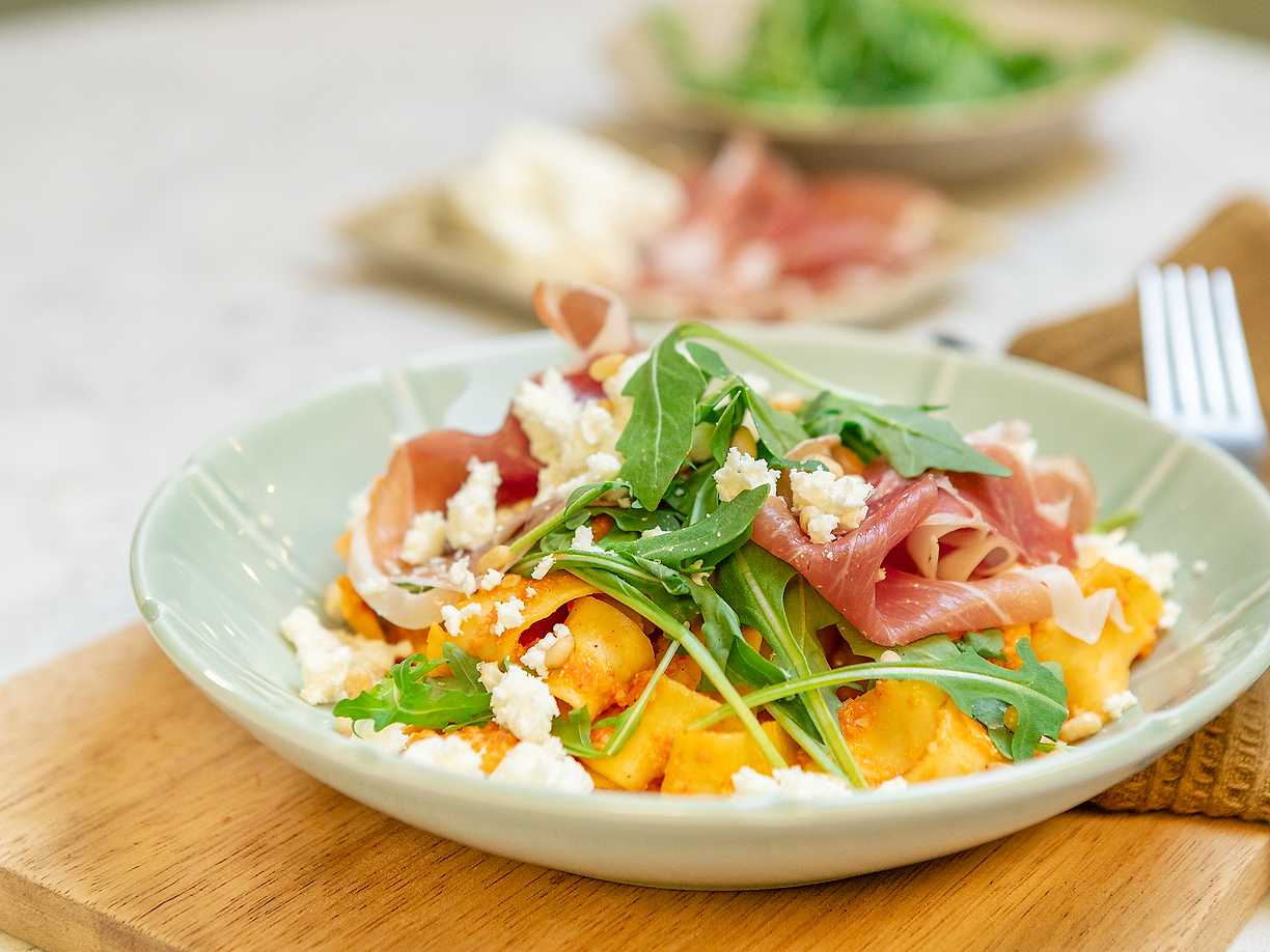 Pappardelle med paprikapesto och parmaskinka