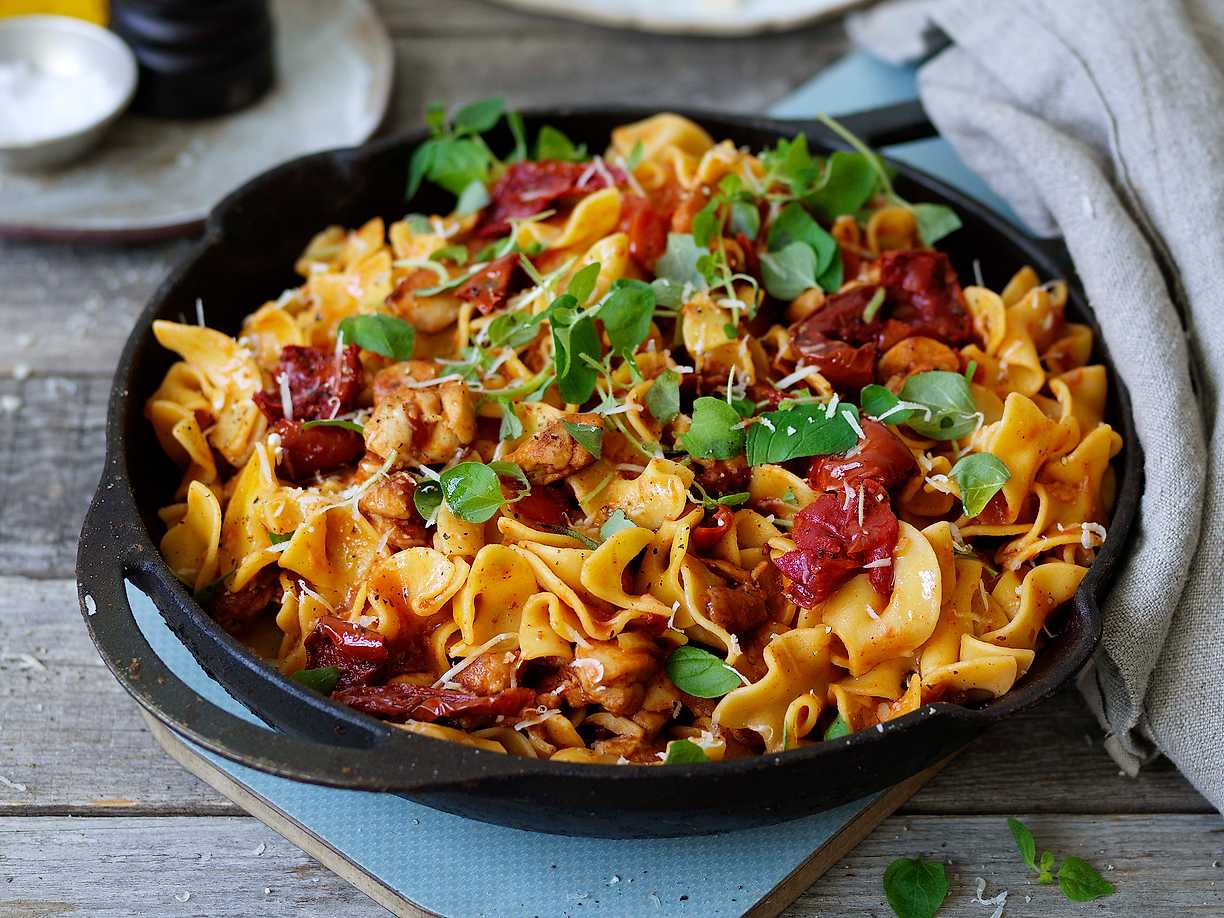 Pasta Paccheri med kyckling och tomat