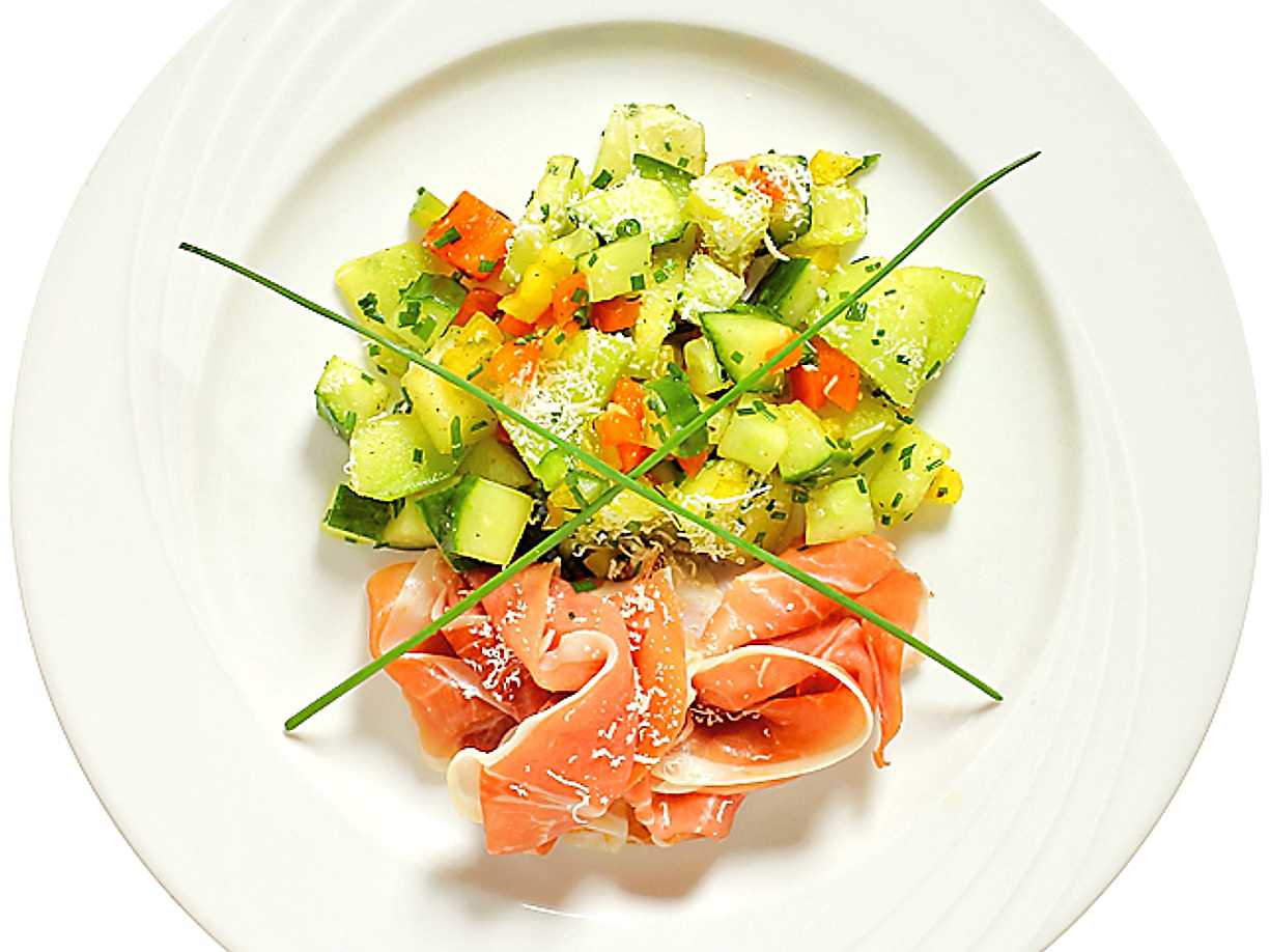 Parmaskinka med melonsallad och riven parmesan Köket.se