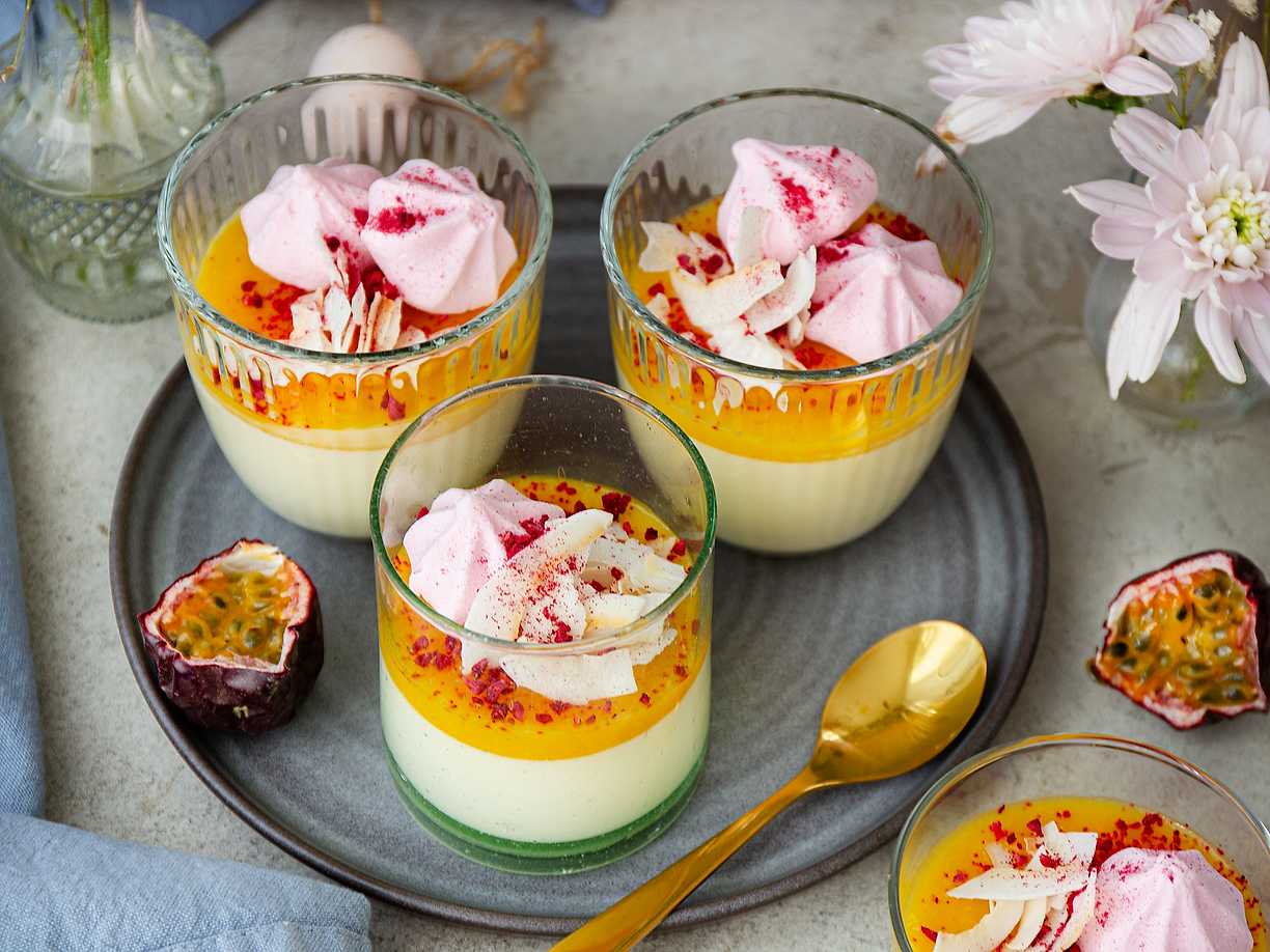Påskpannacotta med passionsfrukt och mango
