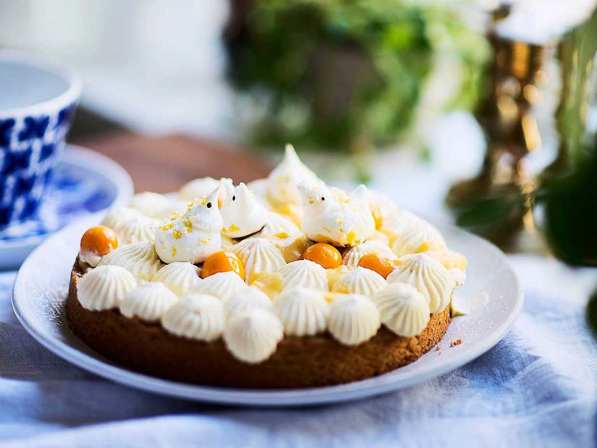 Påsktårta med passion och marängkycklingar