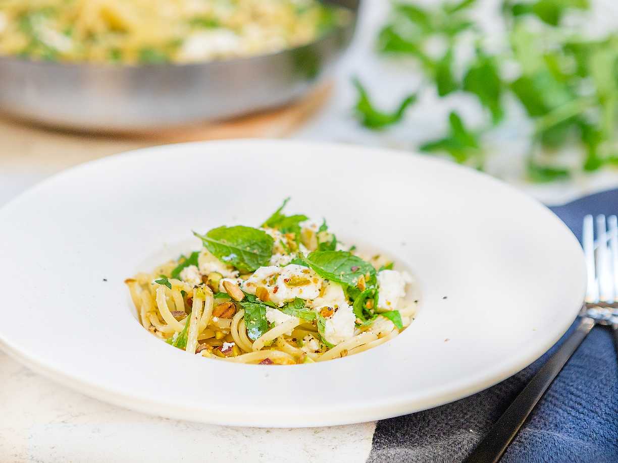 Pasta med ärtor, mynta, fetaost och pistage