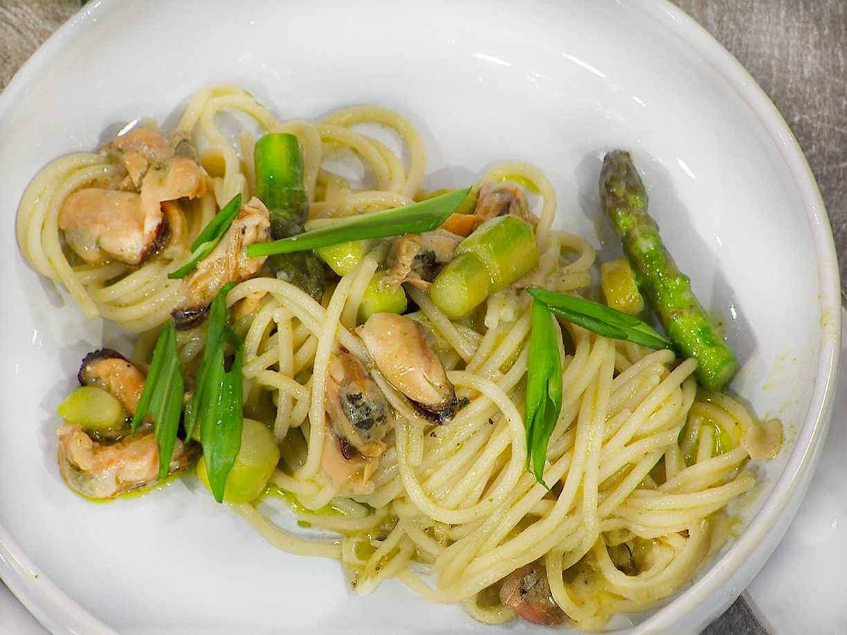 Pasta med blåmusslor och grön sparris
