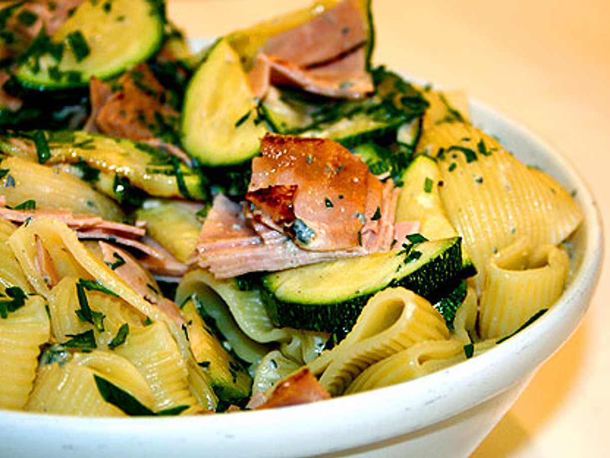 Pasta med zucchini och skinka Köket.se