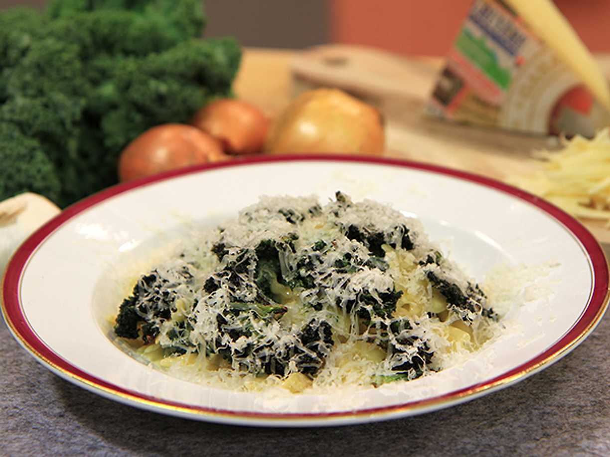 Pasta med gruyère och krispig grönkål | Kö