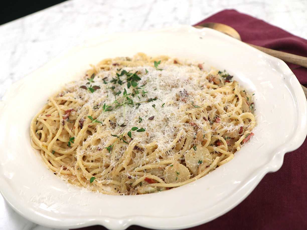 Pasta med kalkonbacon, jordärtskocka och parmesan | Kö