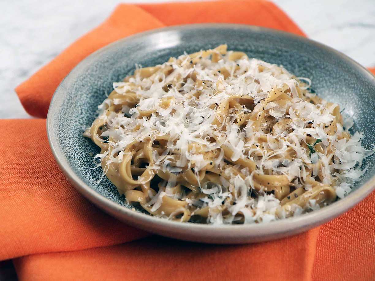 Pasta med svampbuljong, tryffelolja och parmesan | Kö