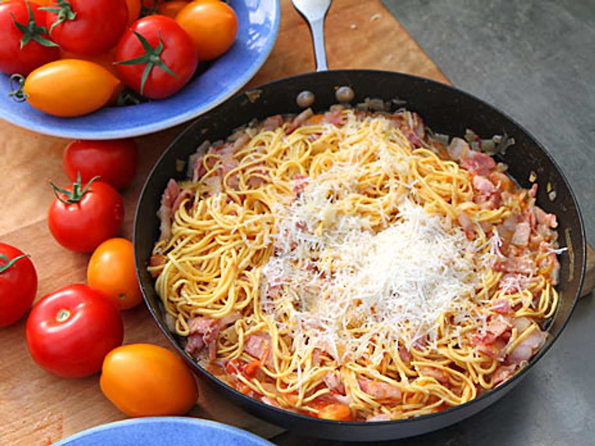 Pasta med tomat och sidfläsk | Kö