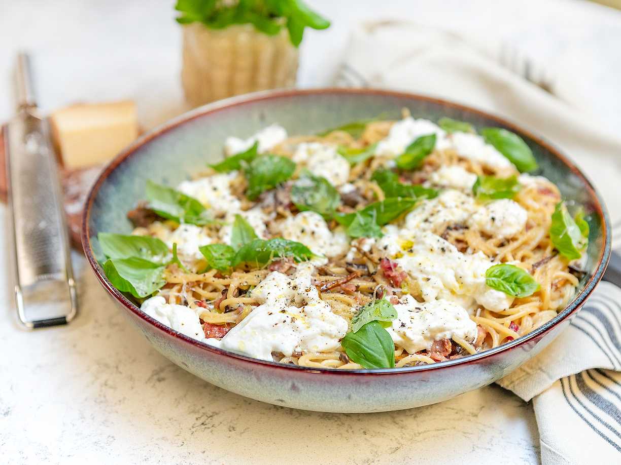 Pasta med trattkantareller och burrata
