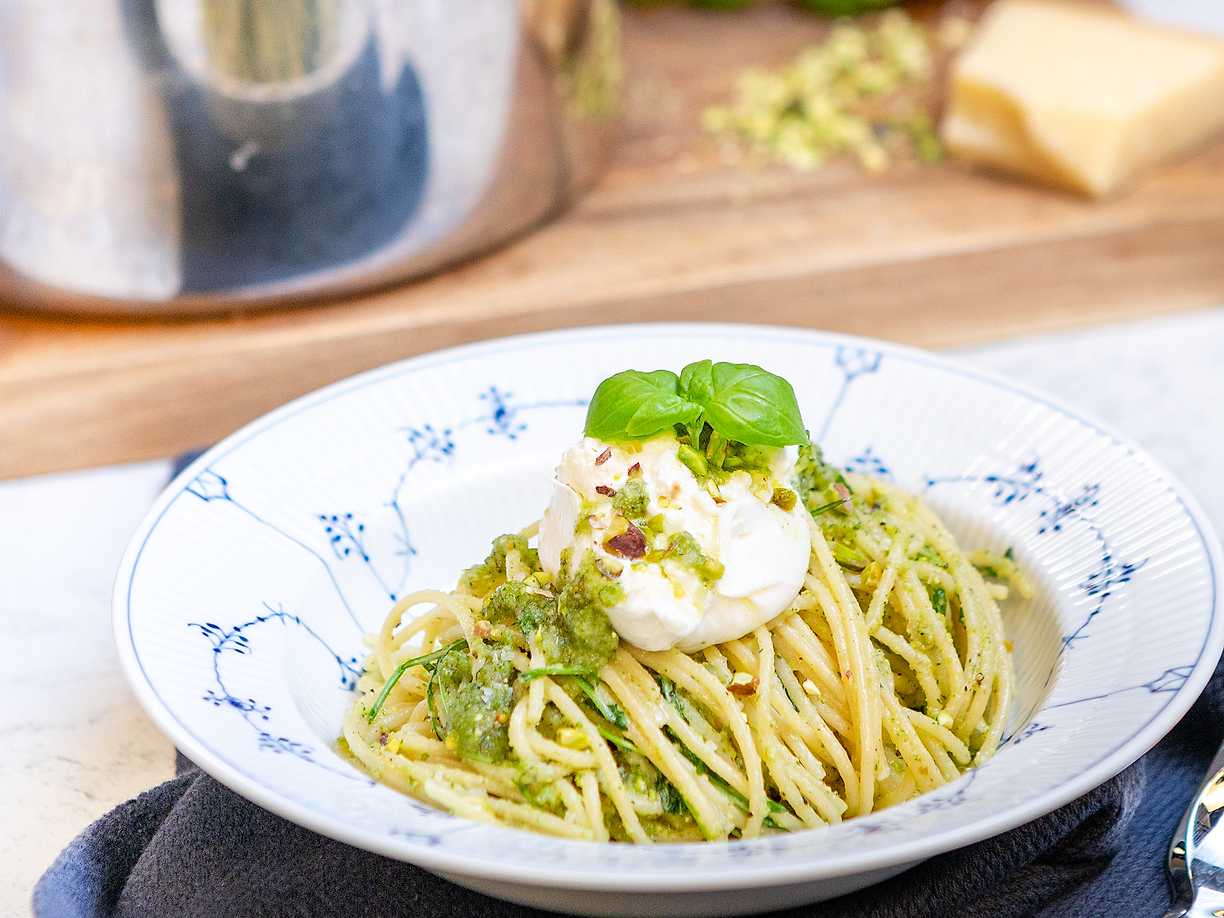 Pasta pesto med burrata och rostade nötter