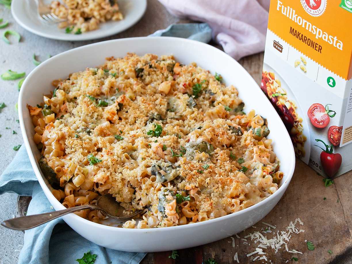 Pastagratäng med lax och spenat
