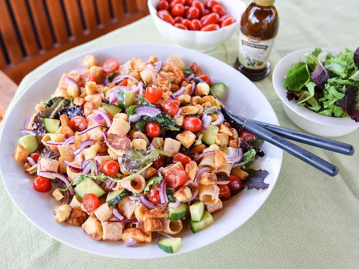 Pastasallad med halloumi och grekisk dressing