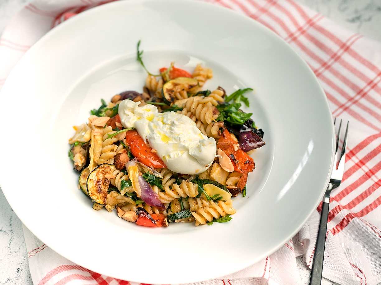 Pastasallad med kronärtskockor och burrata