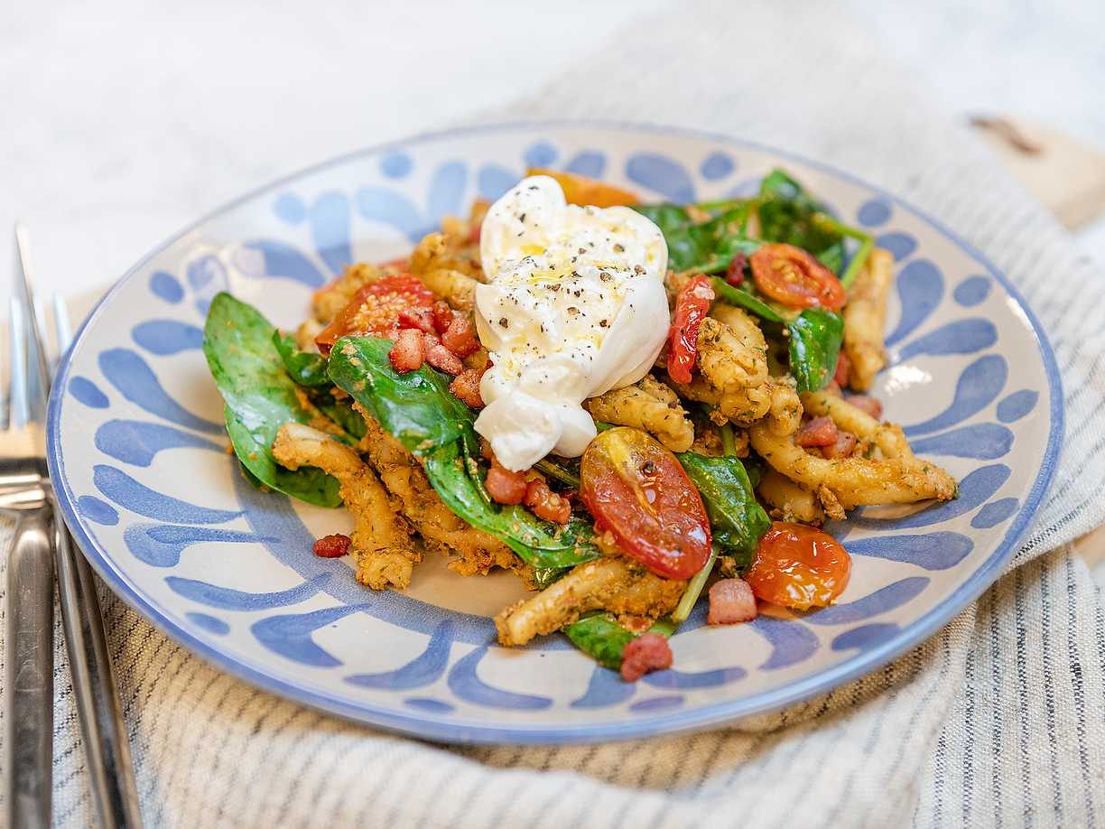Pastasallad med pancetta och burrata