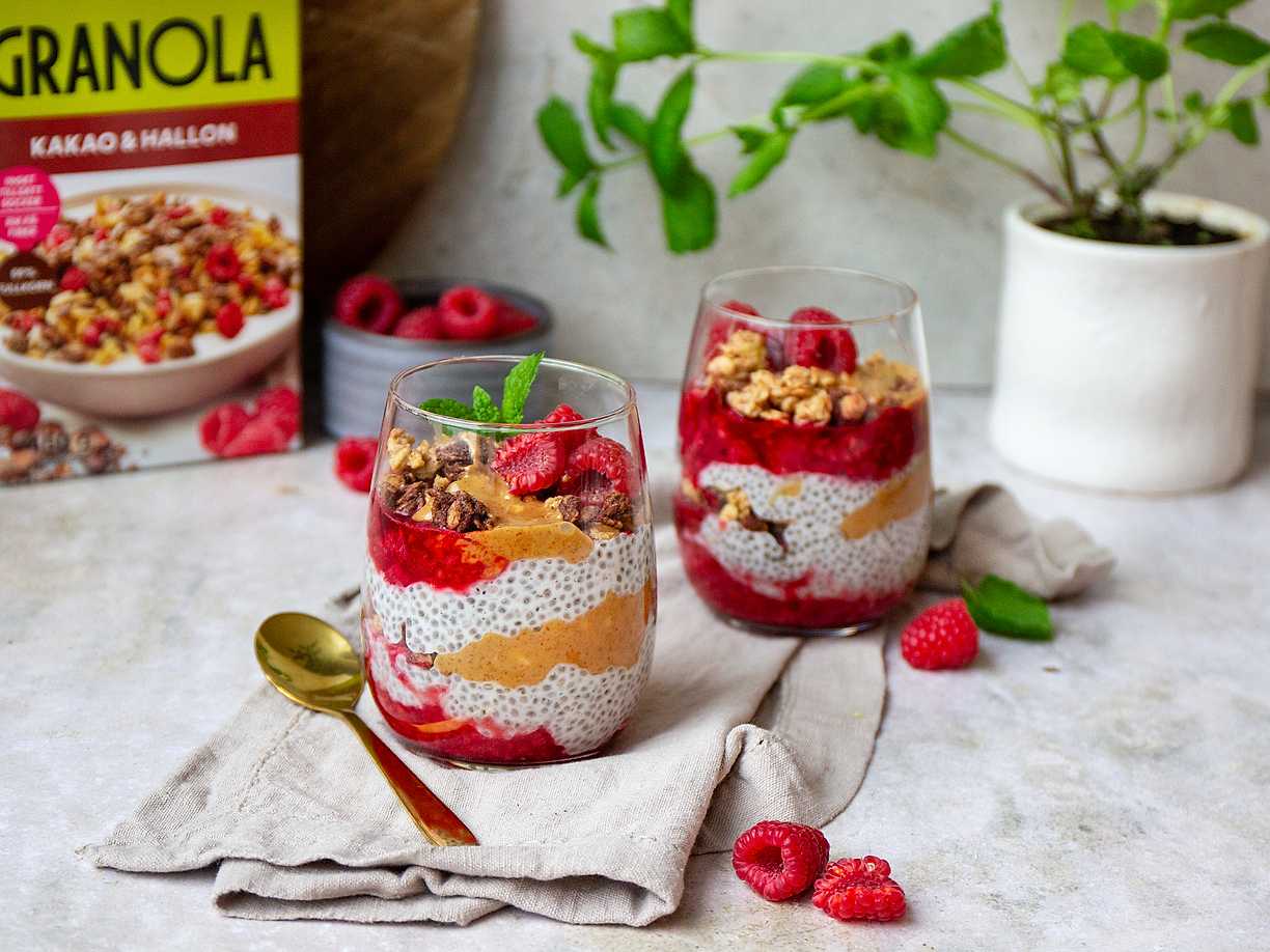 Chiapudding med jordnötssmör, hallon och granola