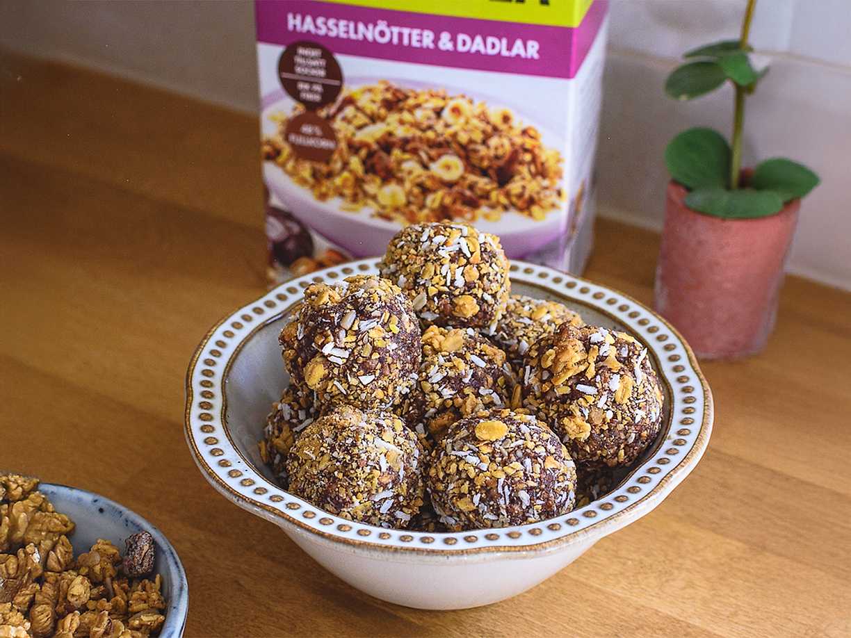 Enkla chokladbollar med dadlar och granola