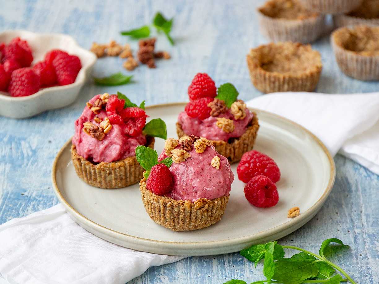 Granolakorgar med frozen yoghurt och hallon