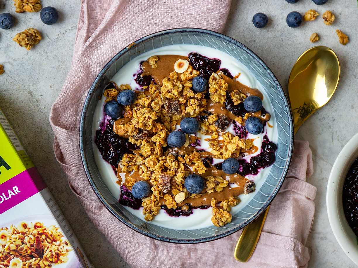 Protein yoghurtbowl med blåbär och granola