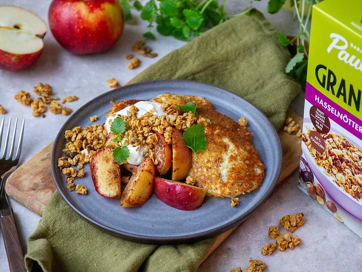 Kesoplättar med kanelstekta äpplen