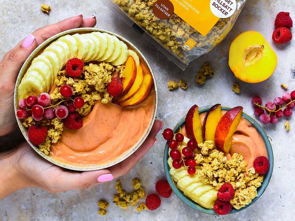Smoothie bowl med persika och hallon