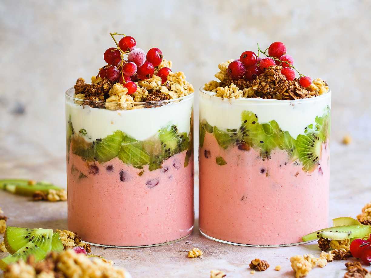 Smoothie med jordgubbar, kiwi och granola