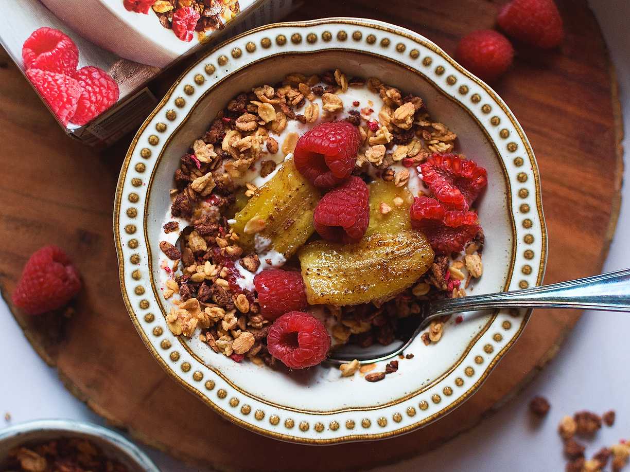 Yoghurt med karamelliserad banan och granola