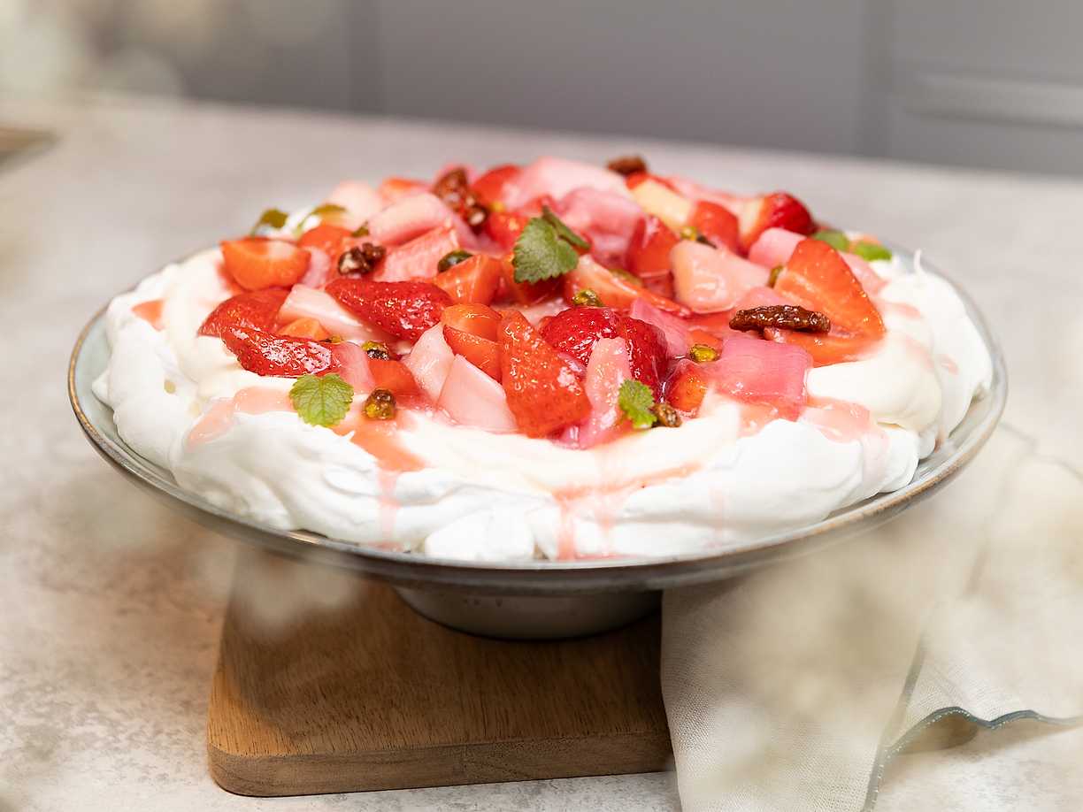 Pavlova med rabarberkompott och sirapsrostade nötter