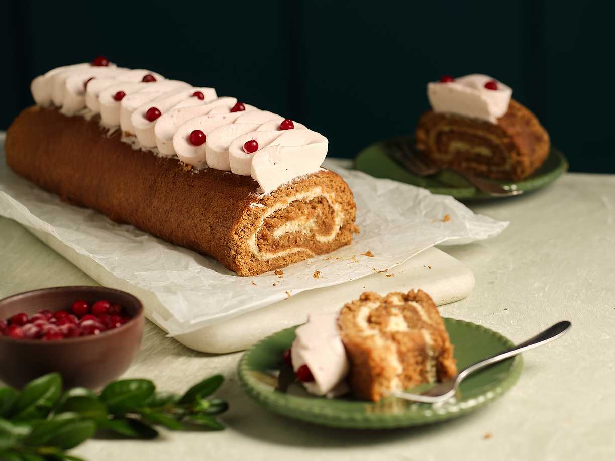 Pepparkaksrulltårta med kolafyllning och lingonfrosting